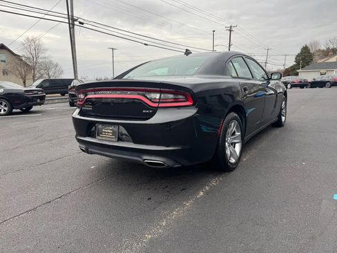 Used 2017 Dodge Charger SXT image 3