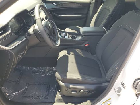Used 2025 Jeep Grand Cherokee Laredo X w/ Luxury Tech Group I AWD/4WD image 5