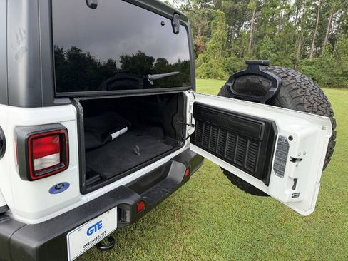 Used 2021 Jeep Wrangler Unlimited Sahara AWD/4WD image 7