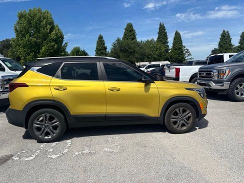 Used 2023 Kia Seltos S w/ Navigation Package FWD image 4