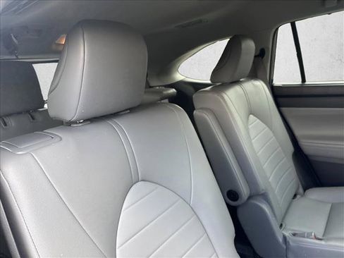Used 2022 Toyota Highlander XLE AWD/4WD image 21