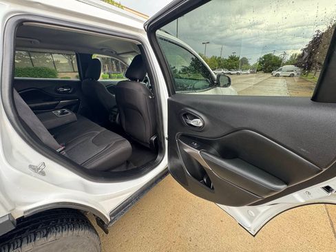 Used 2019 Jeep Cherokee Latitude w/ Popular Appearance Group AWD/4WD image 20