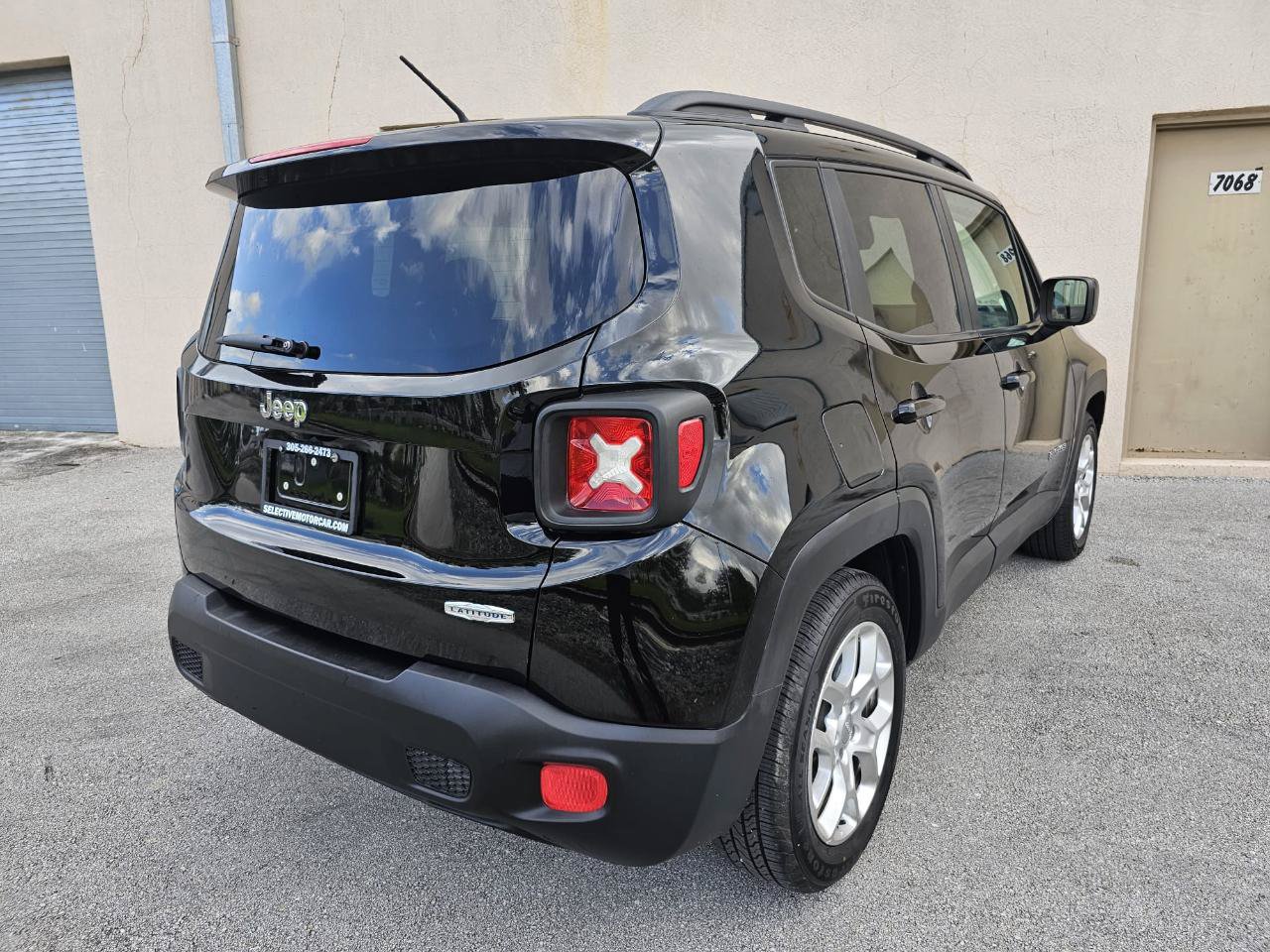 Used 2015 Jeep Renegade Latitude FWD image 16