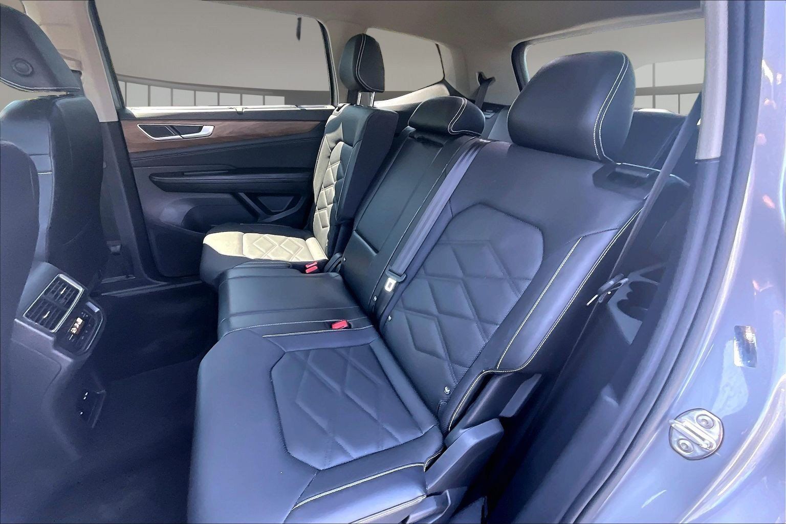 Used 2025 Volkswagen Atlas SE AWD/4WD image 24