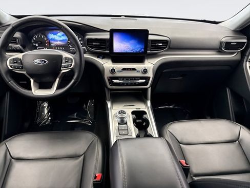 Used 2024 Ford Explorer XLT w/ Equipment Group 202A AWD/4WD image 14