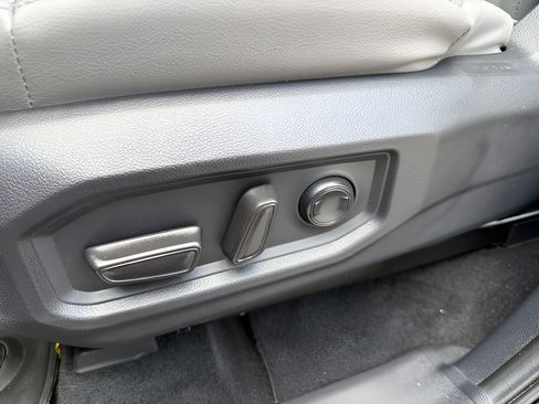 Used 2025 Toyota Tundra Limited AWD/4WD image 15