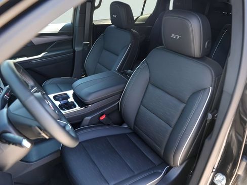 Used 2026 Buick Enclave Sport Touring w/ Power Package FWD image 9