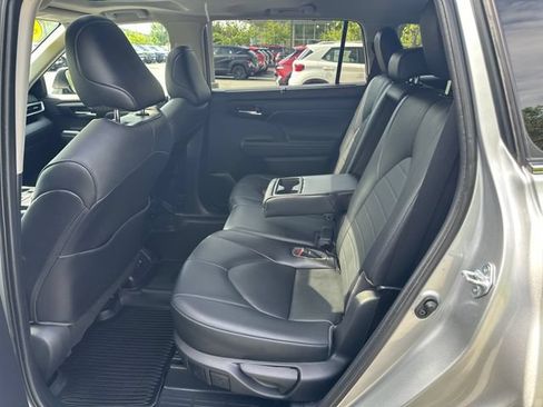 Used 2021 Toyota Highlander XLE AWD/4WD image 21