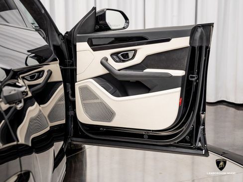 Used 2022 Lamborghini Urus image 37