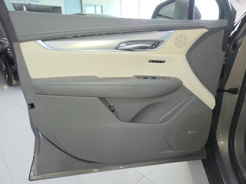 Used 2018 Cadillac XT5 Luxury w/ Driver Awareness Package AWD/4WD image 13