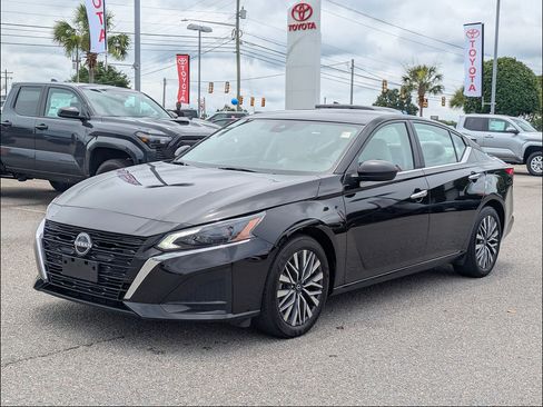 Used 2025 Nissan Altima 2.5 SV FWD image 7