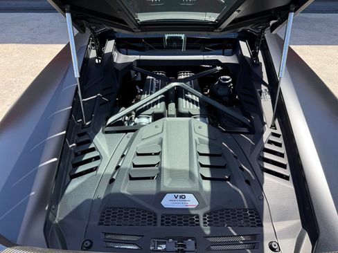 Used 2021 Lamborghini Huracan EVO RWD image 28