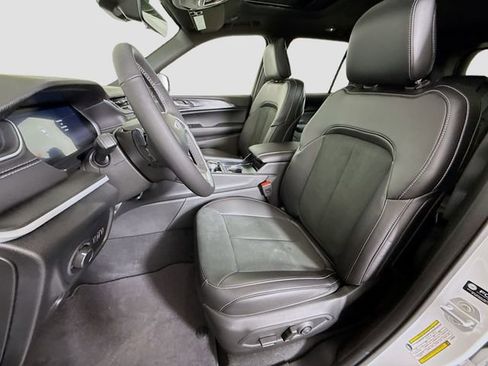 New 2025 Jeep Grand Cherokee Laredo image 19