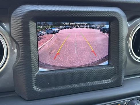 Used 2018 Jeep Wrangler Unlimited Sahara AWD/4WD image 26