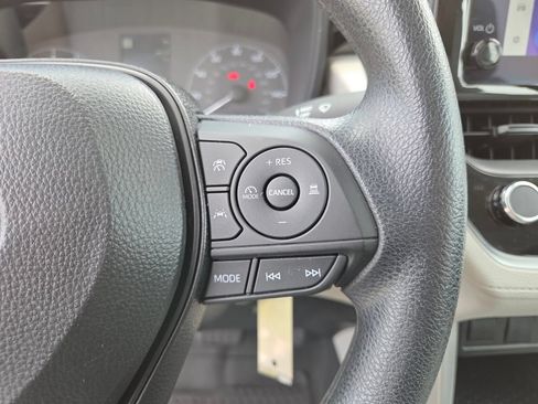Used 2025 Toyota Corolla Cross L FWD image 34