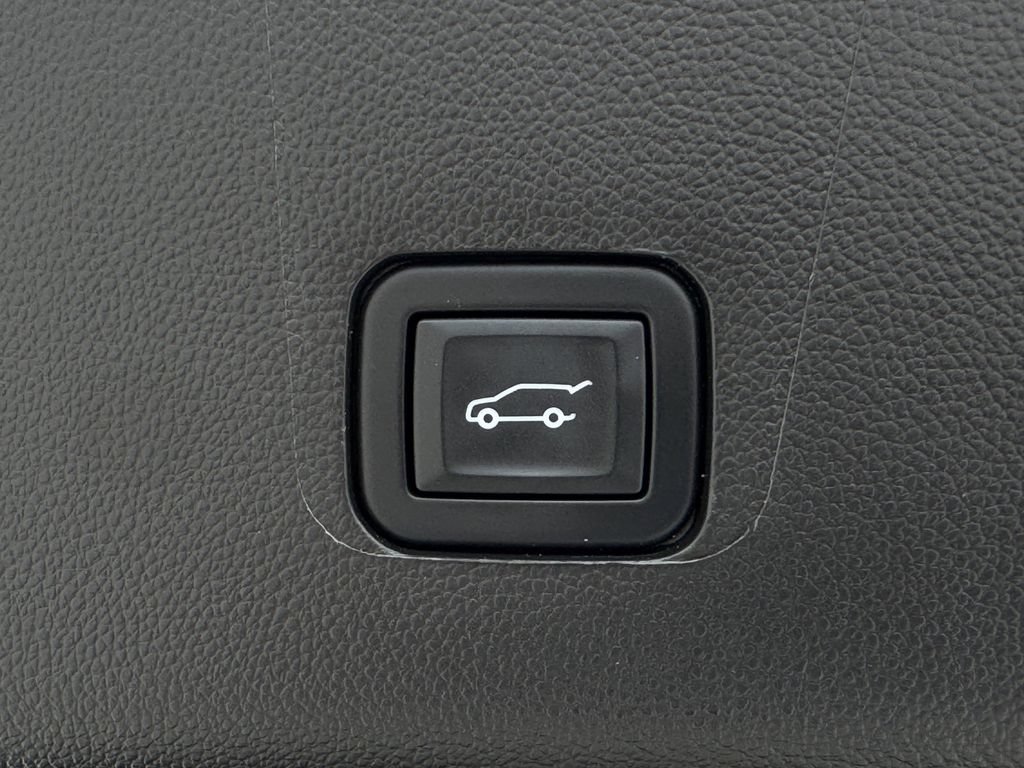 Used 2023 Chevrolet Traverse High Country w/ LPO, Floor Liner Package AWD/4WD image 32