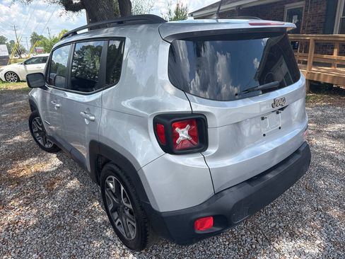 Used 2016 Jeep Renegade Latitude FWD image 5