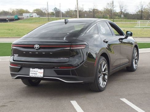 Used 2023 Toyota Crown Limited w/ Advanced Technology Package image 20