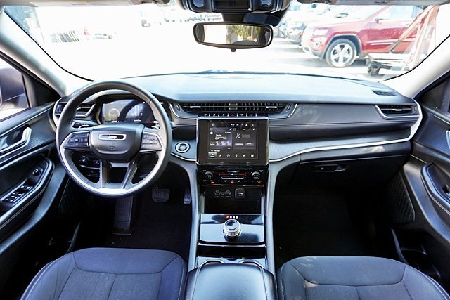 Used 2023 Jeep Grand Cherokee Laredo RWD image 19