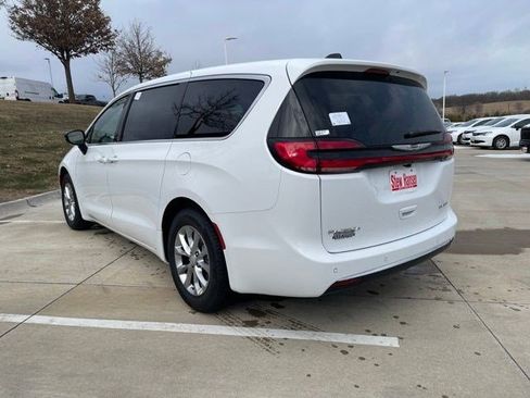 New 2026 Chrysler Pacifica Limited w/ Uconnect Theater Family Group FWD image 3