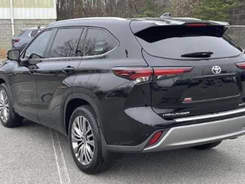 Used 2024 Toyota Highlander Platinum image 9