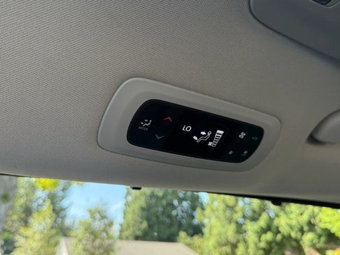 Used 2017 Chrysler Pacifica Touring-L FWD image 22