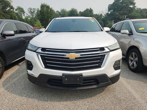 Used 2023 Chevrolet Traverse LT FWD image 2