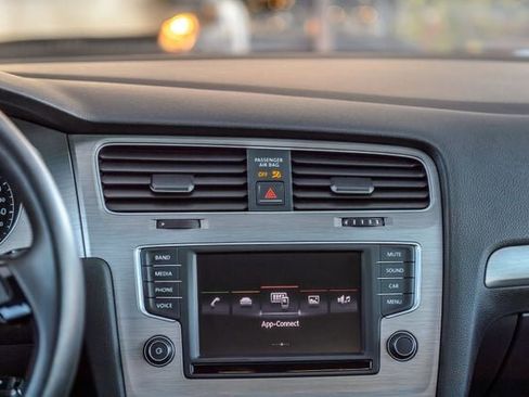 Used 2016 Volkswagen Golf S image 25