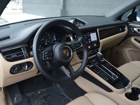 Certified 2025 Porsche Macan image 4