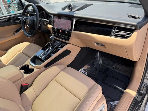 Used 2026 Porsche Macan AWD/4WD image 16