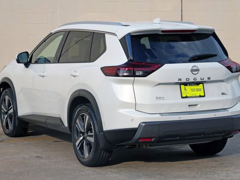 Used 2025 Nissan Rogue SL FWD image 46