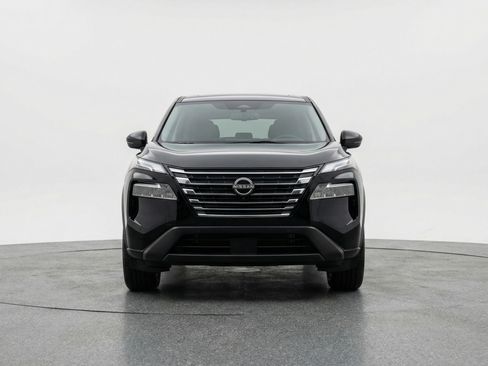 Used 2025 Nissan Rogue SV image 2