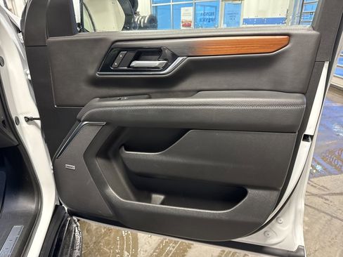 Used 2025 GMC Yukon XL Denali image 36