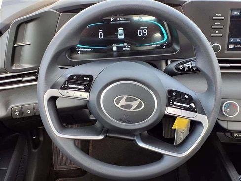 Certified 2025 Hyundai Elantra SE image 18