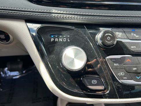 Used 2023 Chrysler Pacifica Touring-L FWD image 15