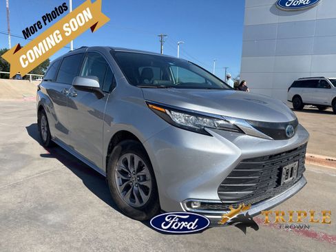 Used 2022 Toyota Sienna XLE FWD image 1