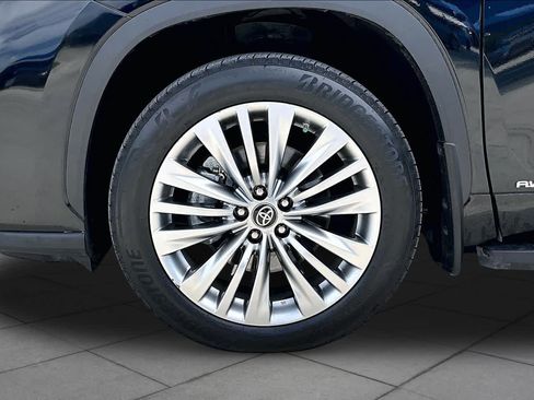 Used 2025 Toyota Highlander Platinum AWD/4WD image 11