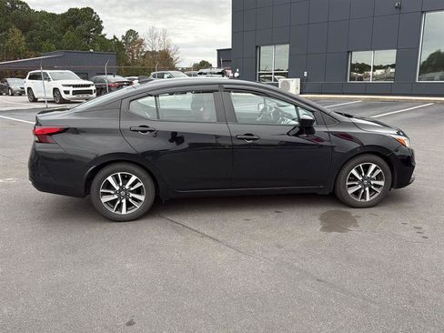 Used 2022 Nissan Versa SV image 6