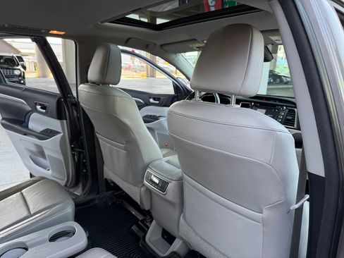 Used 2018 Toyota Highlander Limited image 22