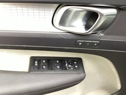 Used 2020 Volvo XC40 T5 Momentum image 19