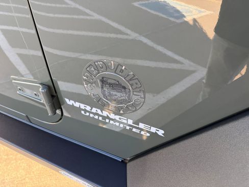 Used 2015 Jeep Wrangler Unlimited Rubicon w/ Connectivity Group image 10