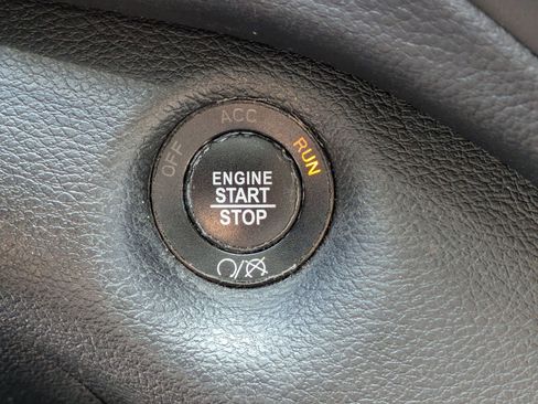 Used 2019 Jeep Cherokee Limited FWD image 17