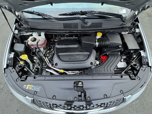 Used 2023 Chrysler Pacifica Touring-L image 26