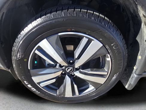 Used 2023 Nissan Rogue SL w/ SL Premium Package image 9