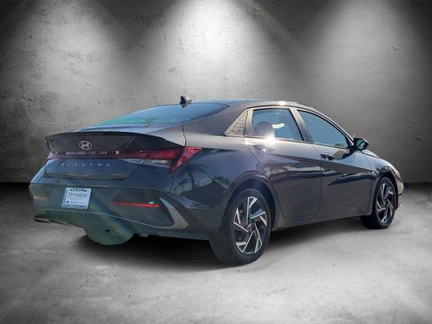 Certified 2025 Hyundai Elantra Sport FWD image 3