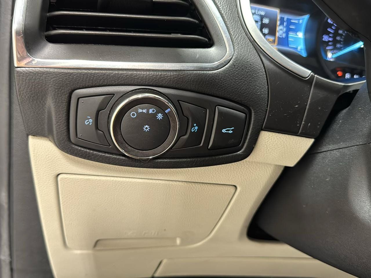 Used 2018 Ford Edge Titanium w/ Equipment Group 301A FWD image 23