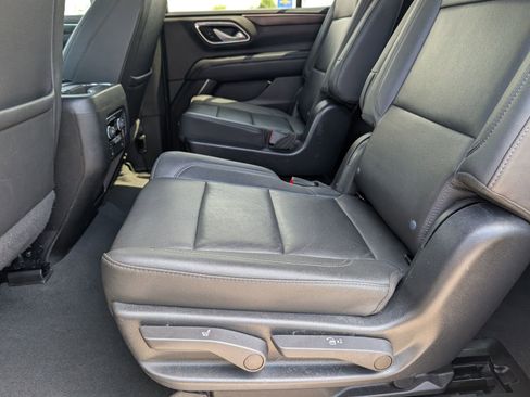 Used 2022 Chevrolet Tahoe Z71 w/ Luxury Package AWD/4WD image 16