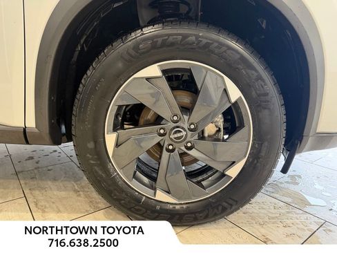 Used 2025 Nissan Rogue SV AWD/4WD image 7