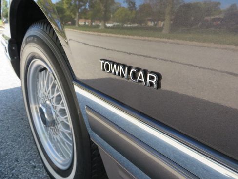 Used 1992 Lincoln Town Car Signature image 20