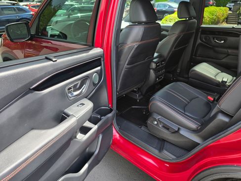 Used 2025 Honda Pilot TrailSport image 17